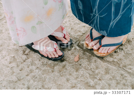 浴衣の女性　2人　足元 33307171