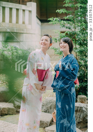 浴衣の若い女性　全身 33307612