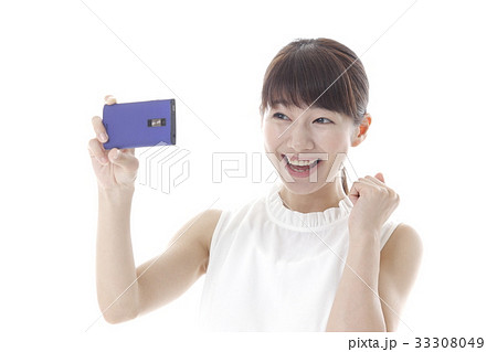 写メをする若い女性 写メをする若い女性 33308049