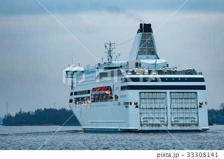 White passenger ship White passenger ship 33308141