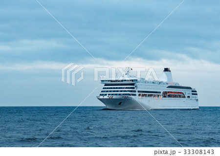 White passenger ship 33308143