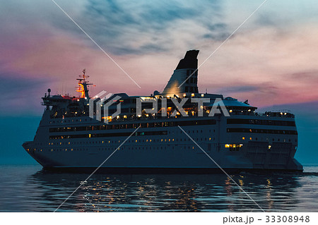 White cruise liner White cruise liner 33308948