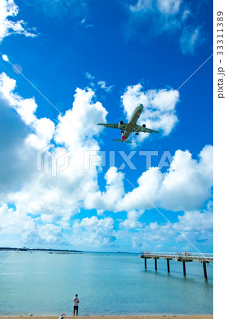 夏空 リゾートと飛行機 旅客機のイメージ集の写真素材