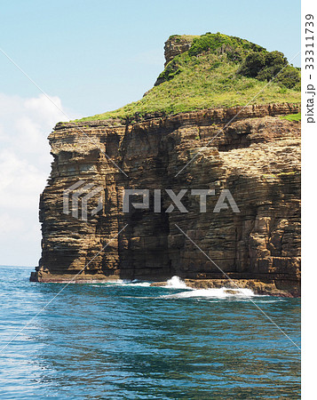 無人島の断崖絶壁 無人島の断崖絶壁 33311739