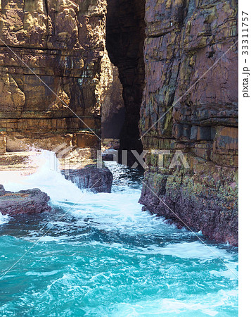 無人島の断崖絶壁 無人島の断崖絶壁 33311757