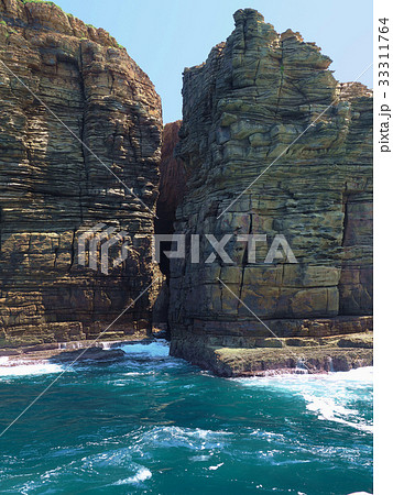 無人島の断崖絶壁 無人島の断崖絶壁 33311764