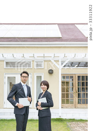 モデルハウスの前で話をするビジネスマンとビジネスウーマン 33311922