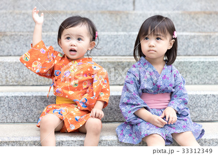 神社 浴衣 子供の写真素材 神社 浴衣 子供の写真素材