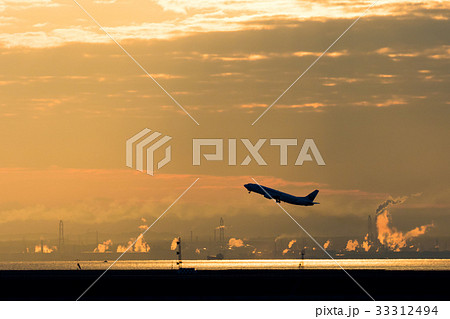 飛行機のある風景、夕景、夜景の空港イメージ集 33312494