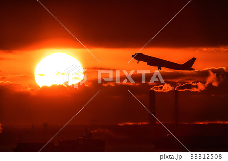 飛行機のある風景、夕景、夜景の空港イメージ集 33312508