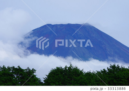 そびえたつ富士山と山肌 そびえたつ富士山と山肌 33313886