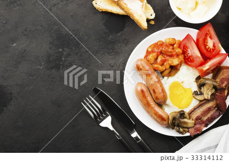 Traditional English breakfast - bacon, sausages 33314112