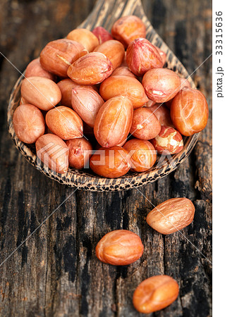 Raw peanuts  33315636