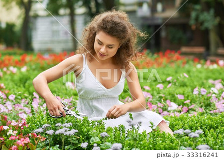 Attractive young woman working at her garden 33316241