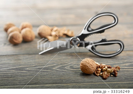 Studio shot of a pair of kitchen scissors Studio shot of a pair of kitchen scissors 33316249
