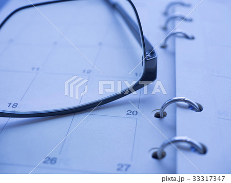 ビジネスイメージ・カレンダー・手帳・メガネ 33317347