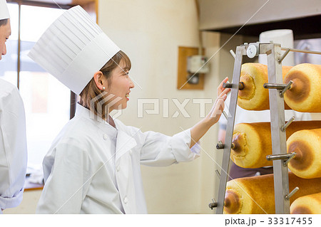 バームクーヘンを作るふたり 33317455