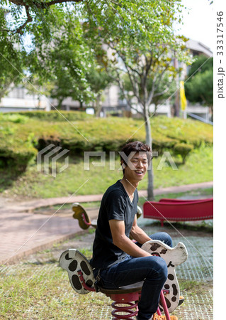 公園で遊ぶ男性の写真素材