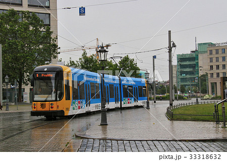 雨の石畳を快走するドイツ、ドレスデンの路面電車(トラム) 雨の石畳を快走するドイツ、ドレスデンの路面電車(トラム) 33318632