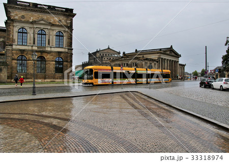 旧市街の歴史的建造物の前を快走するドイツ、ドレスデンの路面電車(トラム) 旧市街の歴史的建造物の前を快走するドイツ、ドレスデンの路面電車(トラム) 33318974