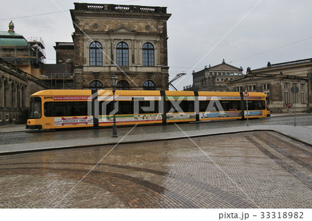 旧市街の歴史的建造物の前を快走するドイツ、ドレスデンのトラム 旧市街の歴史的建造物の前を快走するドイツ、ドレスデンのトラム 33318982