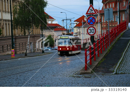 チェコ、プラハの坂道を走るトラム、 33319140