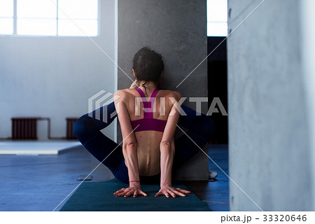 Rear view of sinewy girl doing stretching exercise 33320646