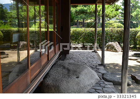 茶室　ガラスに映り込む庭園 33321345