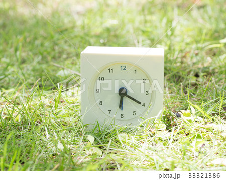 芝生の上の四角いシンプルな白い時計　6:20 33321386