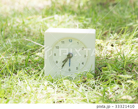 芝生の上の四角いシンプルな白い時計　7:35  33321410