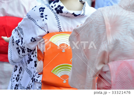 浴衣で盆踊り 33321476