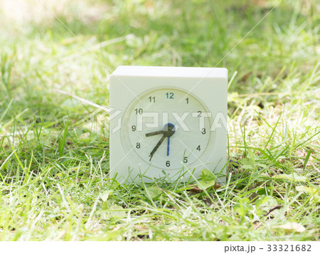 芝生の上の四角いシンプルな白い時計 8:35 芝生の上の四角いシンプルな白い時計 8:35 33321682