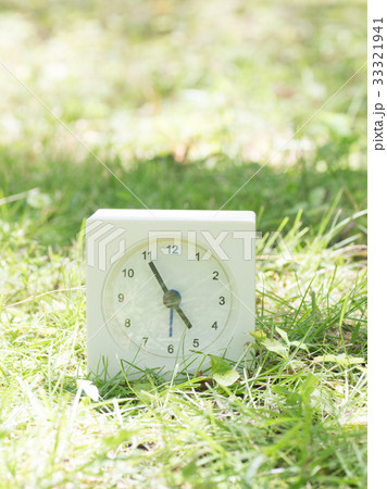 芝生の上の四角いシンプルな白い時計　4:55 33321941