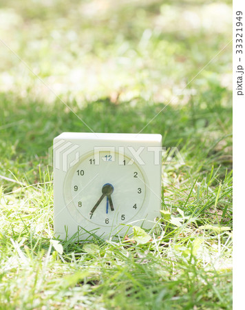 芝生の上の四角いシンプルな白い時計 5:35 芝生の上の四角いシンプルな白い時計 5:35 33321949