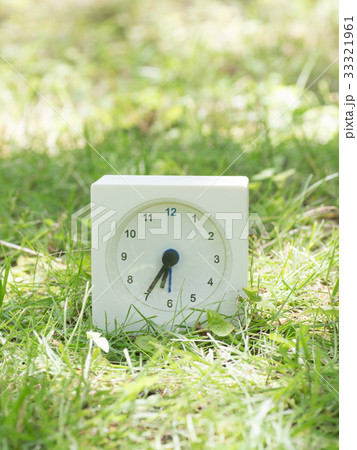芝生の上の四角いシンプルな白い時計 6:35 芝生の上の四角いシンプルな白い時計 6:35 33321961