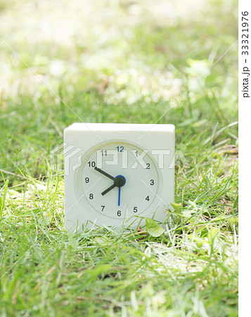 芝生の上の四角いシンプルな白い時計　7:50  33321976