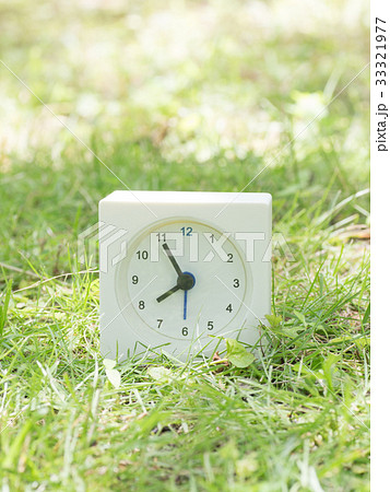 芝生の上の四角いシンプルな白い時計　7:55 33321977