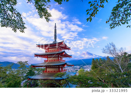 【山梨県】秋の新倉山浅間公園から、富士山 33321995