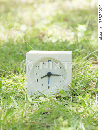 芝生の上の四角いシンプルな白い時計 8:15 芝生の上の四角いシンプルな白い時計 8:15 33322020