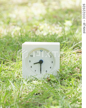 芝生の上の四角いシンプルな白い時計　8:30 33322026