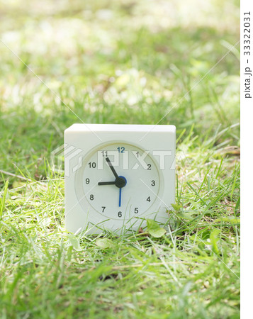 芝生の上の四角いシンプルな白い時計　8:55  33322031