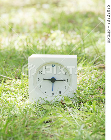 芝生の上の四角いシンプルな白い時計　 9:15 33322035