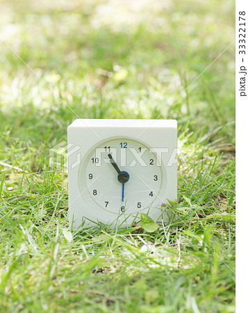 芝生の上の四角いシンプルな白い時計　10:55 33322178