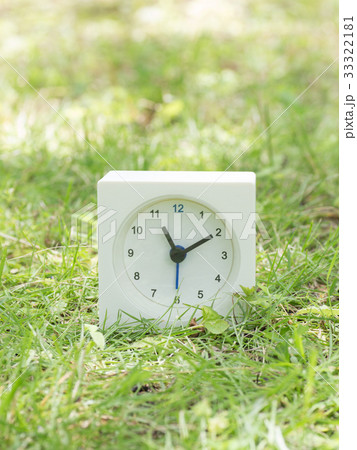 芝生の上の四角いシンプルな白い時計 11:10 芝生の上の四角いシンプルな白い時計 11:10 33322181