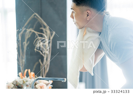 A man is using his towel in the bathroom 33324133