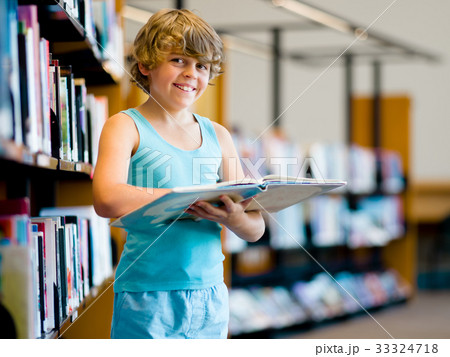 Boy in library 33324718