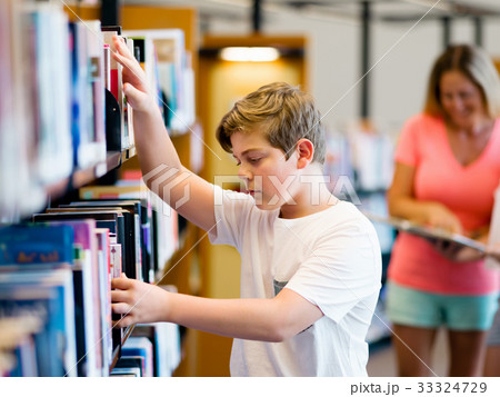 Boy in library 33324729