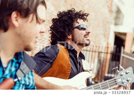 Feel the music 33328937