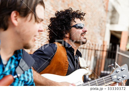 Feel the music Feel the music 33330372