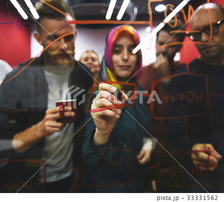 Business people creative talking discussion ideas Business people creative talking discussion ideas 33331562